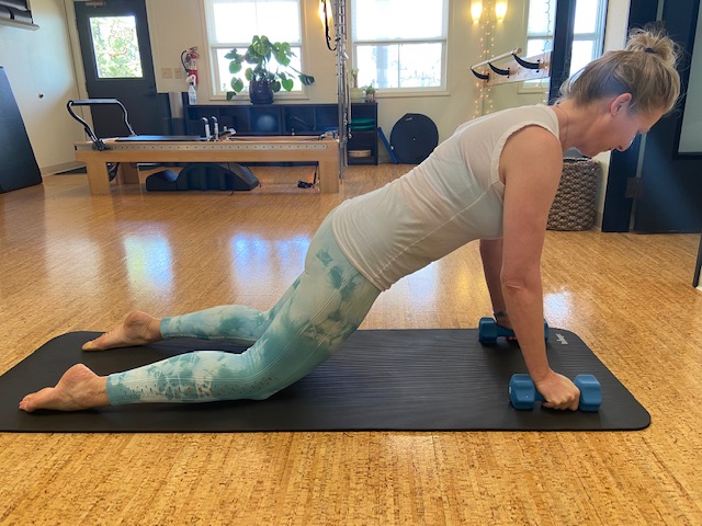 kneeling plank avoid wrist pain with weights