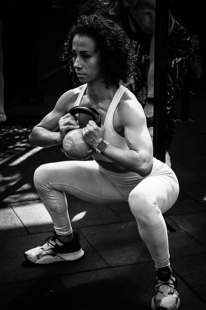 correct body mechanics while lifting heavy weight